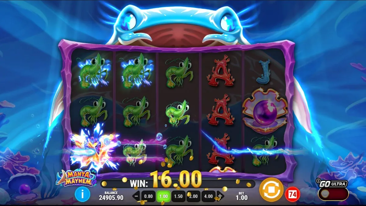 Tampilan visual slot Manta Mayhem dengan latar belakang terumbu karang dan manta ray biru